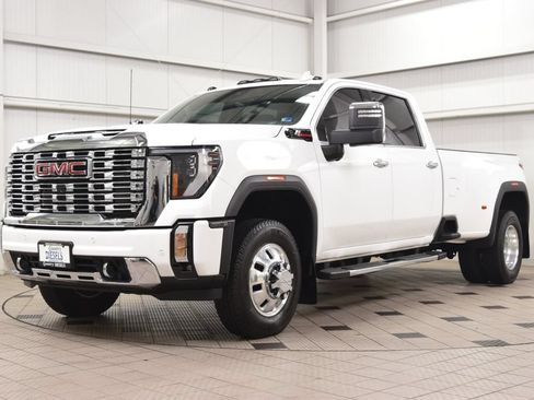 Used 2025 GMC Sierra 3500 Denali w/ Denali Reserve Package AWD/4WD image 3