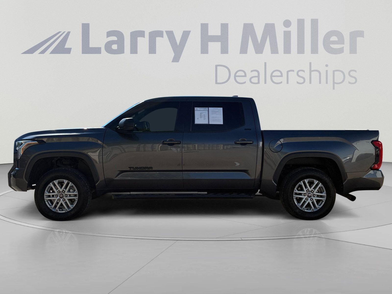 Used 2022 Toyota Tundra SR5 w/ SR5 Premium Package RWD image 2