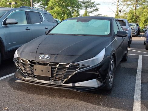 Used 2023 Hyundai Elantra Limited FWD image 2