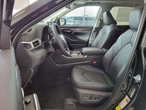 New 2026 Toyota Highlander Platinum image 8