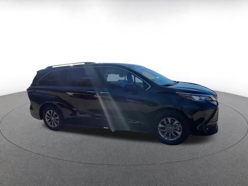 Used 2025 Toyota Sienna XLE image 2