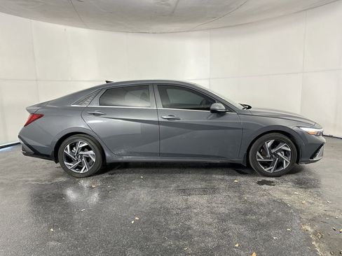 Used 2025 Hyundai Elantra SEL FWD image 9