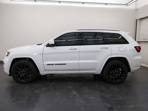 Used 2017 Jeep Grand Cherokee Altitude image 5