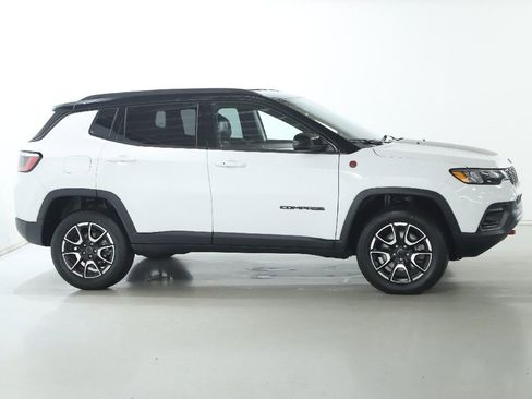 Used 2025 Jeep Compass Trailhawk AWD/4WD image 11
