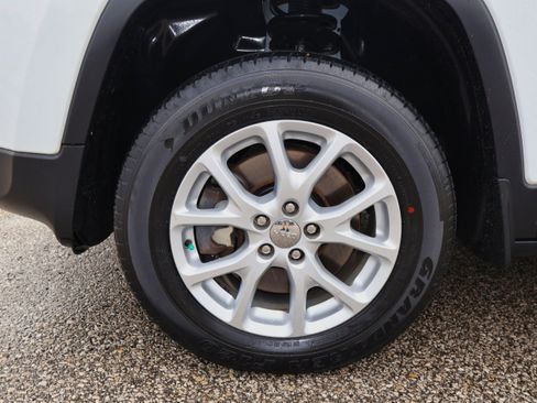 Used 2014 Jeep Cherokee Latitude w/ Comfort/Convenience Group image 33