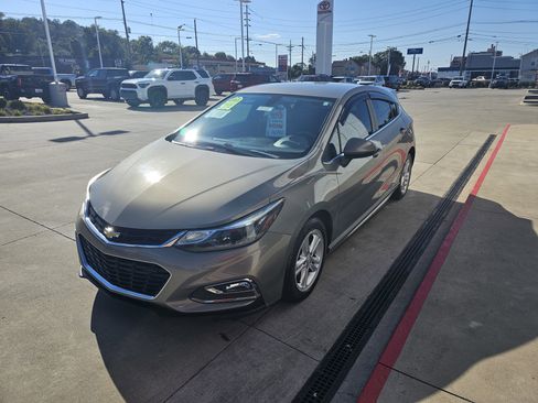 Used 2018 Chevrolet Cruze LT w/ Convenience Package image 11