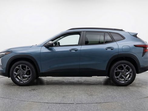 Used 2025 Chevrolet Trax LT FWD image 5