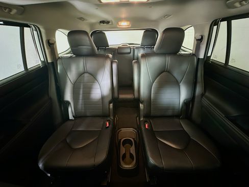 Used 2024 Toyota Highlander XLE FWD image 30