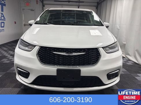 Used 2023 Chrysler Pacifica Touring-L FWD image 3