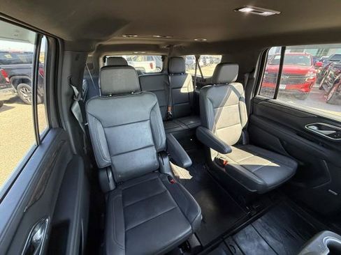Used 2022 Chevrolet Suburban LT w/ Luxury Package image 25
