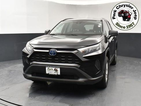 Used 2021 Toyota RAV4 LE AWD/4WD image 2