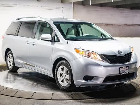 Used 2012 Toyota Sienna LE w/ Towing Pkg image 3