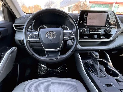 Used 2022 Toyota Highlander LE FWD image 6