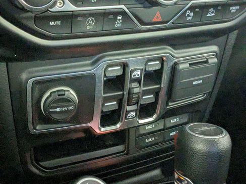 Used 2021 Jeep Gladiator Sport AWD/4WD image 23