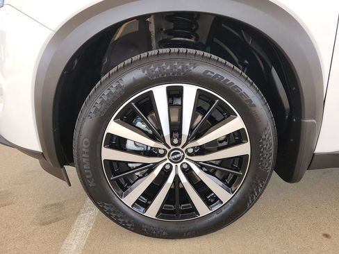 Certified 2025 Nissan Pathfinder Platinum w/ Cargo Package FWD image 34