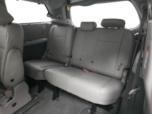 Used 2020 Toyota Sienna LE FWD image 6
