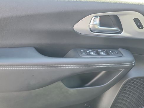 Used 2025 Chrysler Pacifica Limited image 22