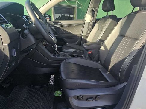 Used 2024 Volkswagen Tiguan SE w/ Panoramic Sunroof Package FWD image 15