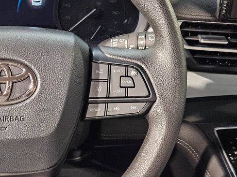 Used 2025 Toyota Sienna LE FWD image 28