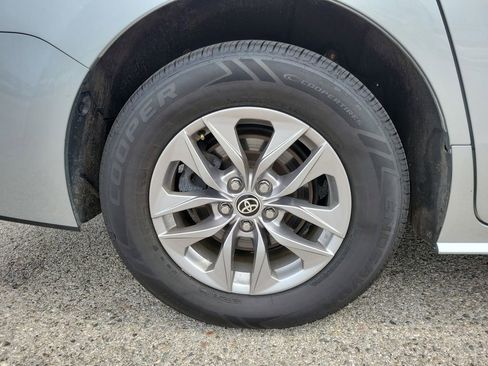 Used 2022 Toyota Sienna LE FWD image 5
