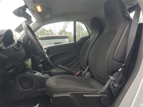 Used 2017 smart fortwo passion image 18