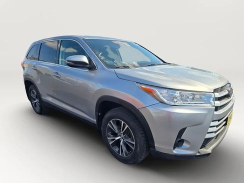Used 2019 Toyota Highlander FWD V6 image 4