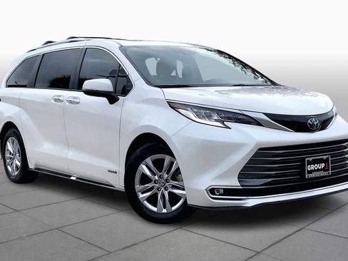 Used 2021 Toyota Sienna Limited image 2