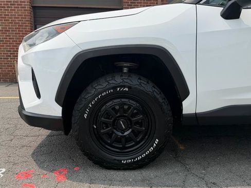 Used 2019 Toyota RAV4 LE FWD image 5