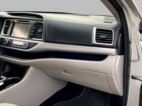 Used 2017 Toyota Highlander Plus FWD image 18