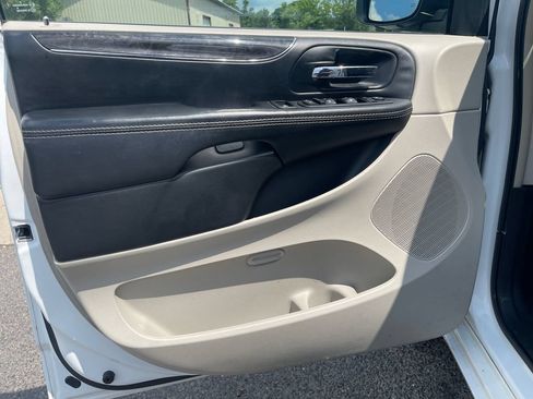 Used 2015 Chrysler Town & Country Touring w/ Driver Convenience Group FWD image 10