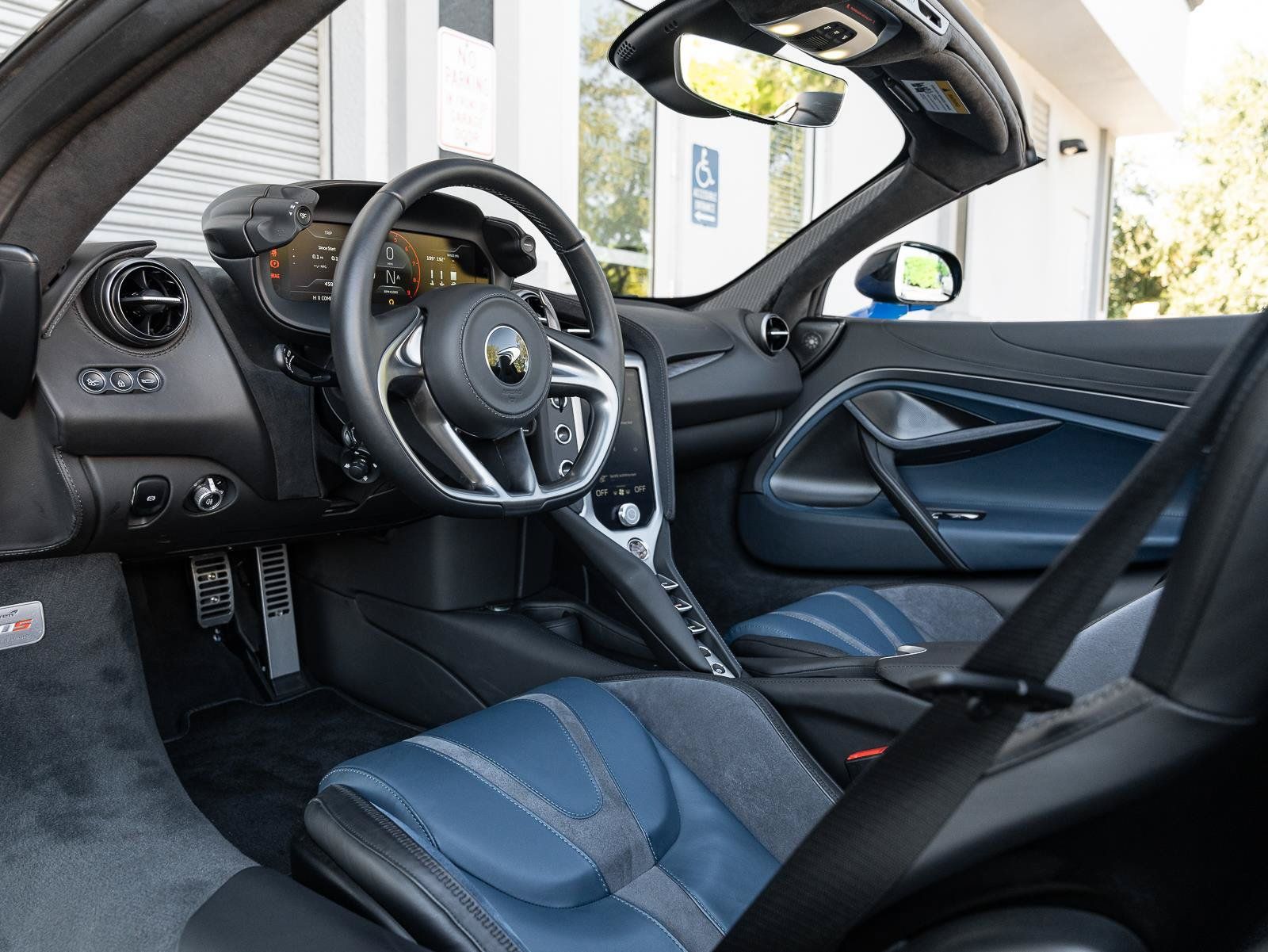 Used 2024 McLaren 750S Spider RWD image 8