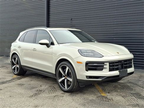 Used 2025 Porsche Cayenne w/ Premium Package Plus image 9