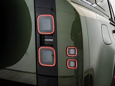 New 2026 Land Rover Defender 110 X-Dynamic SE image 17