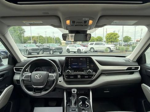 Used 2021 Toyota Highlander XLE AWD/4WD image 13