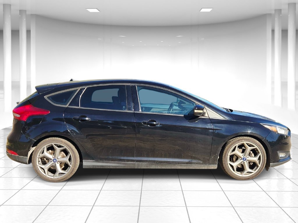 Used 2018 Ford Focus SEL w/ Cold Weather Package FWD image 2