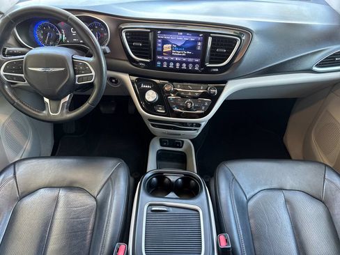 Used 2018 Chrysler Pacifica Touring-L Plus FWD image 13