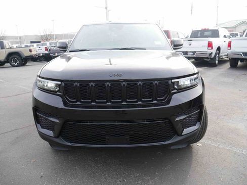 New 2025 Jeep Grand Cherokee Altitude image 2