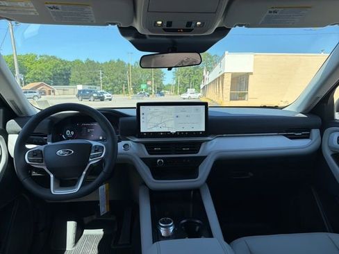 New 2026 Ford Explorer Active RWD image 9