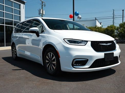 Used 2023 Chrysler Pacifica Touring-L FWD image 3