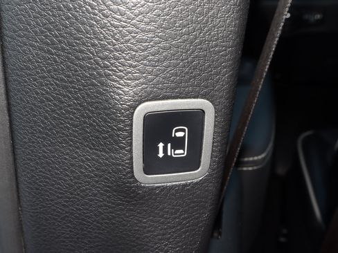 New 2025 Chrysler Pacifica Limited image 18