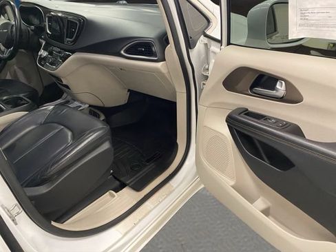 Used 2017 Chrysler Pacifica Touring-L FWD image 19