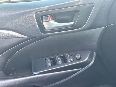 Used 2019 Toyota Highlander SE image 34