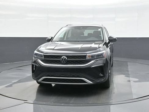 Used 2023 Volkswagen Taos SE w/ Panoramic Sunroof Package FWD image 2