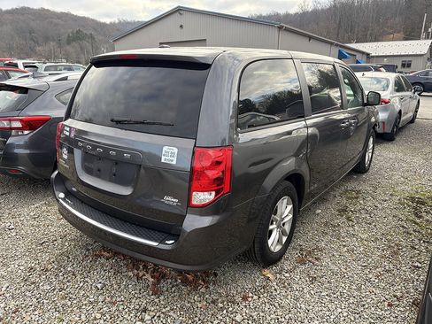 Used 2020 Dodge Grand Caravan SE image 4