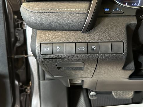 Used 2018 Toyota Camry SE image 14