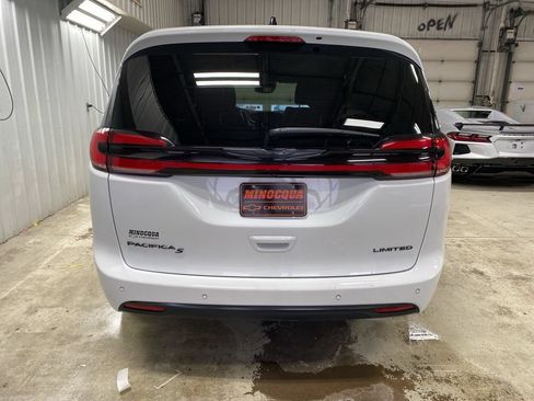 Used 2025 Chrysler Pacifica Limited FWD image 10