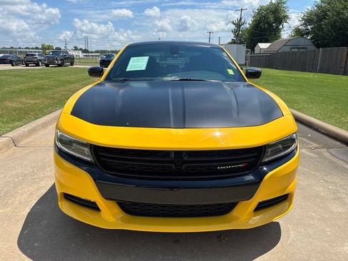 Used 2017 Dodge Charger R/T w/ Plus Group RWD image 2