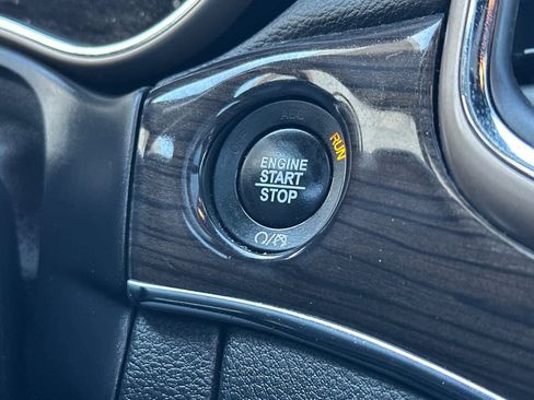 Used 2017 Jeep Grand Cherokee Overland image 25