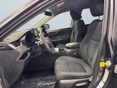 Used 2021 Toyota RAV4 LE image 9