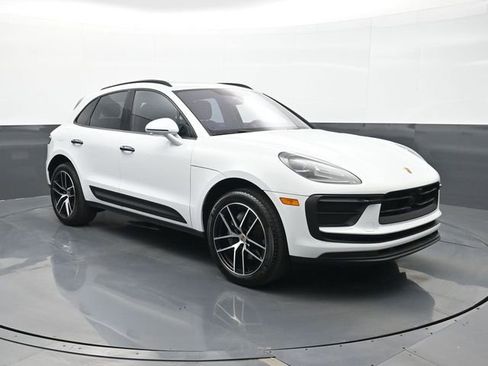 Certified 2025 Porsche Macan AWD/4WD image 25